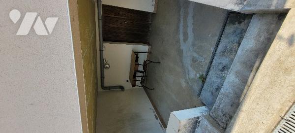 Maison de ville centre GUEMENE-PENFAO. Nombreuses possibilités d'aménagement. Cour et deux garages.