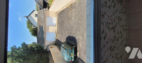 Maison de ville centre GUEMENE-PENFAO. Nombreuses possibilités d'aménagement. Cour et deux garages.