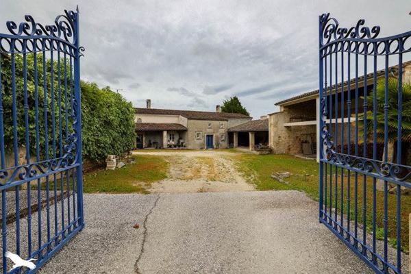 Maison à vendre 420 150 € Saint-Simeux 8 p 210 m² DPE D