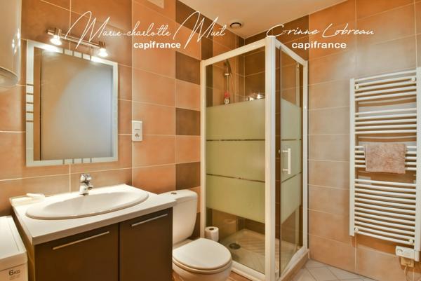 Maison de ville avec deux habitations indépendantes et cour privative