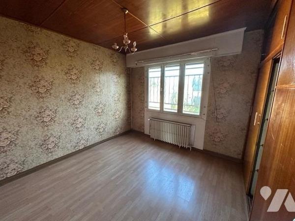 Pavillon de type 4/5 pièces, élevé sur un sous-sol et édifié sur 384 m² de terrain (source du cadast