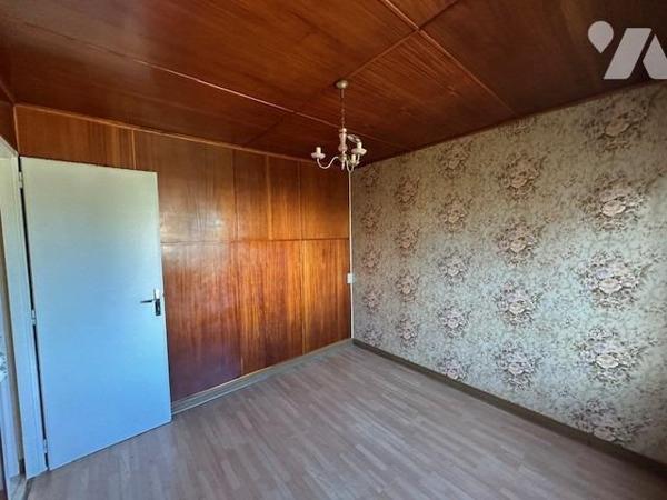 Pavillon de type 4/5 pièces, élevé sur un sous-sol et édifié sur 384 m² de terrain (source du cadast