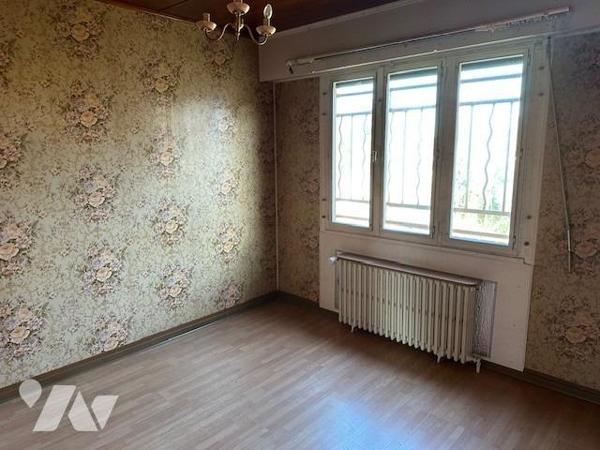 Pavillon de type 4/5 pièces, élevé sur un sous-sol et édifié sur 384 m² de terrain (source du cadast