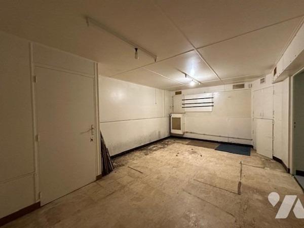 Pavillon de type 4/5 pièces, élevé sur un sous-sol et édifié sur 384 m² de terrain (source du cadast