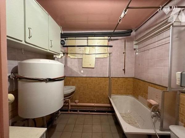 Pavillon de type 4/5 pièces, élevé sur un sous-sol et édifié sur 384 m² de terrain (source du cadast