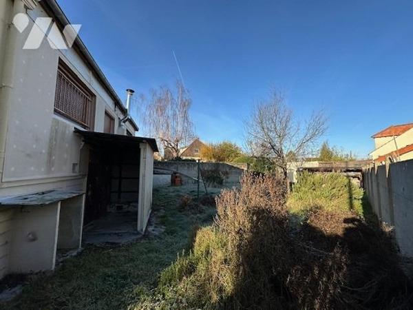 Pavillon de type 4/5 pièces, élevé sur un sous-sol et édifié sur 384 m² de terrain (source du cadast