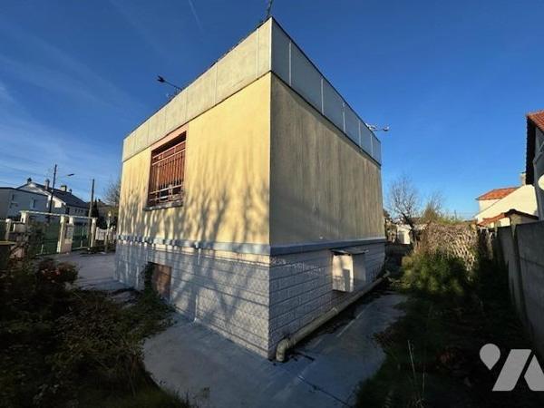 Pavillon de type 4/5 pièces, élevé sur un sous-sol et édifié sur 384 m² de terrain (source du cadast