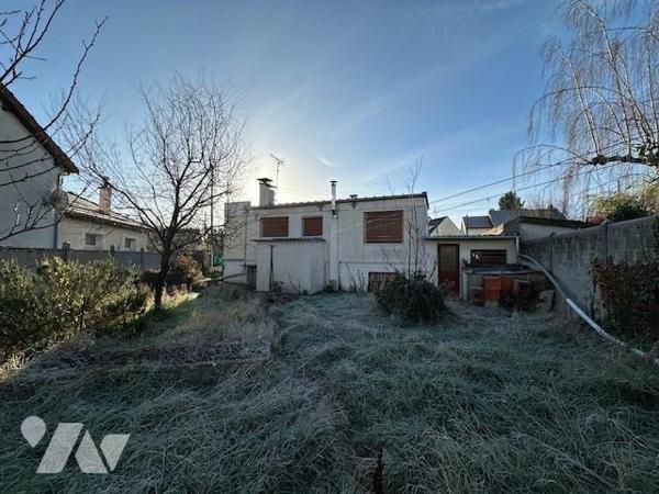 Pavillon de type 4/5 pièces, élevé sur un sous-sol et édifié sur 384 m² de terrain (source du cadast