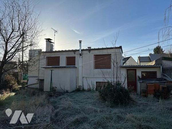 Pavillon de type 4/5 pièces, élevé sur un sous-sol et édifié sur 384 m² de terrain (source du cadast