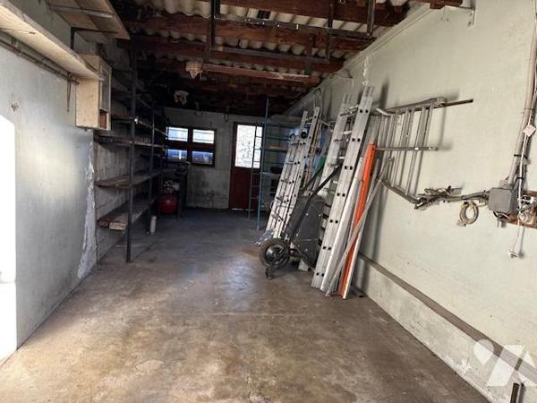 Pavillon de type 4/5 pièces, élevé sur un sous-sol et édifié sur 384 m² de terrain (source du cadast