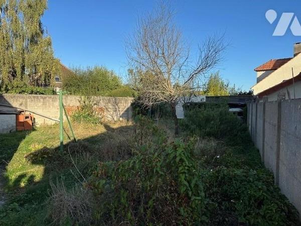 Pavillon de type 4/5 pièces, élevé sur un sous-sol et édifié sur 384 m² de terrain (source du cadast