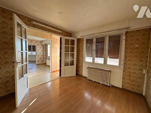 Pavillon de type 4/5 pièces, élevé sur un sous-sol et édifié sur 384 m² de terrain (source du cadast