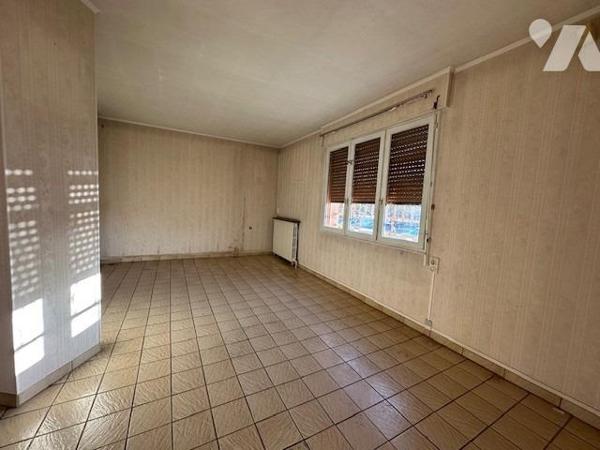 Pavillon de type 4/5 pièces, élevé sur un sous-sol et édifié sur 384 m² de terrain (source du cadast