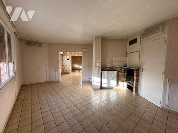 Pavillon de type 4/5 pièces, élevé sur un sous-sol et édifié sur 384 m² de terrain (source du cadast