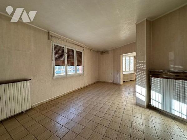 Pavillon de type 4/5 pièces, élevé sur un sous-sol et édifié sur 384 m² de terrain (source du cadast