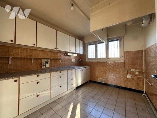 Pavillon de type 4/5 pièces, élevé sur un sous-sol et édifié sur 384 m² de terrain (source du cadast