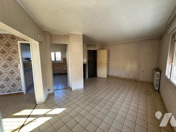 Pavillon de type 4/5 pièces, élevé sur un sous-sol et édifié sur 384 m² de terrain (source du cadast