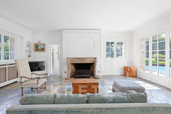 Propriété de caractère avec jardin paysager et piscine