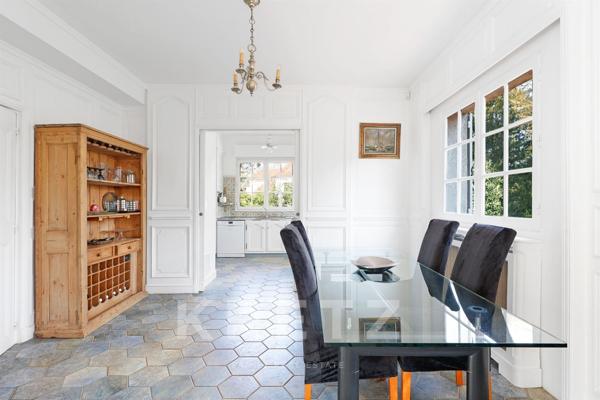 Propriété de caractère avec jardin paysager et piscine