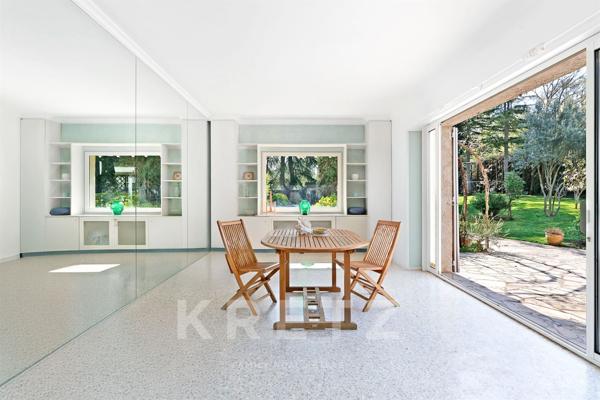 Propriété de caractère avec jardin paysager et piscine