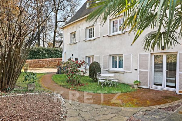Propriété de caractère avec jardin paysager et piscine