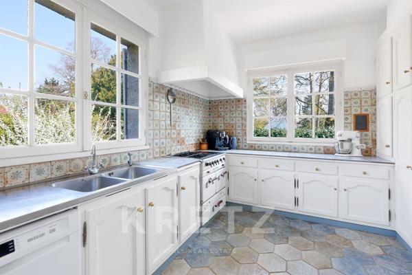 Propriété de caractère avec jardin paysager et piscine