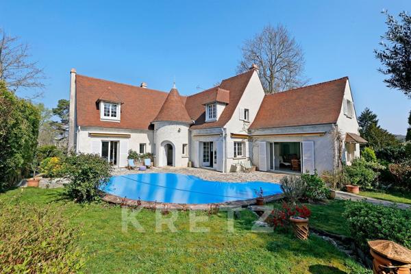 Propriété de caractère avec jardin paysager et piscine