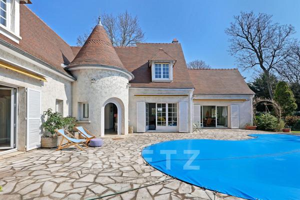 Propriété de caractère avec jardin paysager et piscine