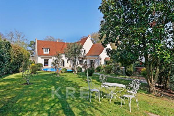 Propriété de caractère avec jardin paysager et piscine