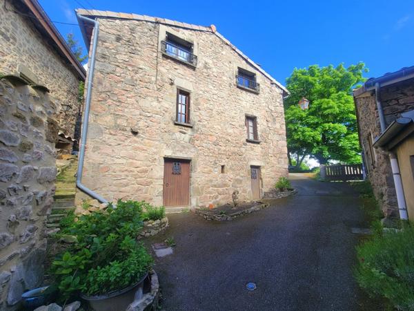 Charmante maison en pierre au cœur d’un village médiéval