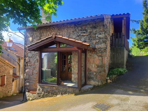 Charmante maison en pierre au cœur d’un village médiéval