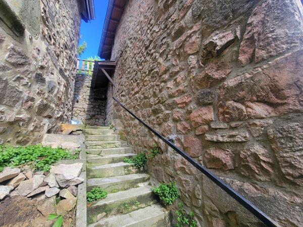 Charmante maison en pierre au cœur d’un village médiéval