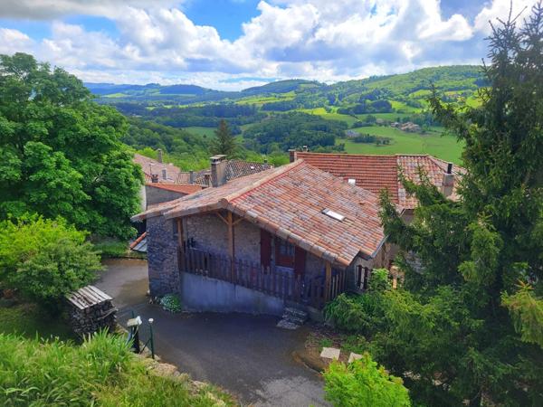 Charmante maison en pierre au cœur d’un village médiéval