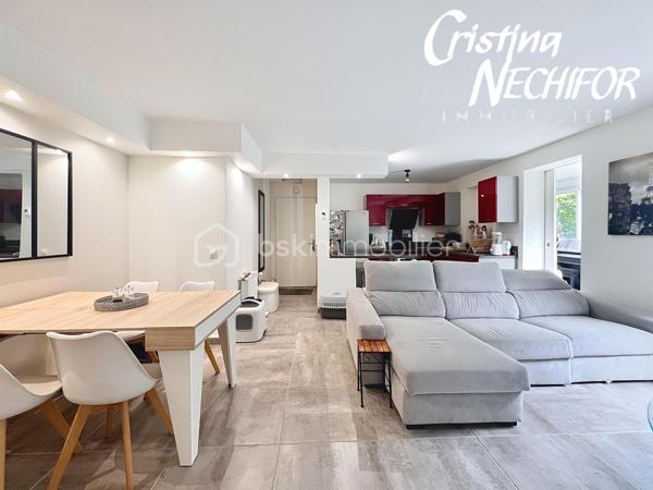 À Montévrain, découvrez ce bel appartement 4 pièces offrant un cadre de vie particulièrement agréable, avec un véritable extérieur et une configuration idéale pour une famille.

L’appartement se compose d’une entrée, d’une cuisine aménagée et équipée ouverte sur un séjour convivial, de deux chambres dont une avec dressing, d’un bureau, d’une salle d’eau et d’un WC indépendant.

Un véritable atout, toutes les pièces de vie bénéficient d’un accès direct à la terrasse et au magnifique jardin privatif d’environ 216 m². Un extérieur rare et recherché, idéal pour profiter des beaux jours, recevoir ou simplement créer un espace de détente pour toute la famille.

Côté stationnement, vous disposez d’une place de parking ainsi que d’un box fermé motorisé, avec ouverture par télécommande.

Les + du bien :
 Appartement 4 pièces
 2 chambres + bureau
 Cuisine aménagée et équipée ouverte sur le séjour
 Chambre avec dressing
 Terrasse accessible depuis toutes les pièces
 Grand jardin privatif d’environ 220 m²
 Salle d’eau
 WC indépendant
 1 place de parking
 Box fermé motorisé avec télécommande
 Environnement résidentiel et agréable

Un emplacement pratique au cœur de Montévrain, à proximité des écoles, des commerces et services du quotidien, notamment du secteur du Clos du Chêne avec ses nombreux commerces et son hypermarché. 

Les transports sont également facilement accessibles, avec la gare RER A Val d’Europe permettant de rejoindre rapidement Paris et les différents pôles du Val d’Europe, ainsi que plusieurs lignes de bus desservant le secteur.

Pour les familles, plusieurs établissements scolaires et structures dédiées à la petite enfance se trouvent dans le secteur, notamment les écoles du Puits du Gué et Louis de Vion.

Un appartement rare par son jardin, ses nombreux accès extérieurs et ses possibilités de stationnement, à découvrir sans tarder !

Contactez-moi pour obtenir davantage d’informations ou organiser une visite.