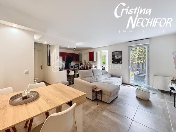 À Montévrain, découvrez ce bel appartement 4 pièces offrant un cadre de vie particulièrement agréable, avec un véritable extérieur et une configuration idéale pour une famille.

L’appartement se compose d’une entrée, d’une cuisine aménagée et équipée ouverte sur un séjour convivial, de deux chambres dont une avec dressing, d’un bureau, d’une salle d’eau et d’un WC indépendant.

Un véritable atout, toutes les pièces de vie bénéficient d’un accès direct à la terrasse et au magnifique jardin privatif d’environ 216 m². Un extérieur rare et recherché, idéal pour profiter des beaux jours, recevoir ou simplement créer un espace de détente pour toute la famille.

Côté stationnement, vous disposez d’une place de parking ainsi que d’un box fermé motorisé, avec ouverture par télécommande.

Les + du bien :
 Appartement 4 pièces
 2 chambres + bureau
 Cuisine aménagée et équipée ouverte sur le séjour
 Chambre avec dressing
 Terrasse accessible depuis toutes les pièces
 Grand jardin privatif d’environ 220 m²
 Salle d’eau
 WC indépendant
 1 place de parking
 Box fermé motorisé avec télécommande
 Environnement résidentiel et agréable

Un emplacement pratique au cœur de Montévrain, à proximité des écoles, des commerces et services du quotidien, notamment du secteur du Clos du Chêne avec ses nombreux commerces et son hypermarché. 

Les transports sont également facilement accessibles, avec la gare RER A Val d’Europe permettant de rejoindre rapidement Paris et les différents pôles du Val d’Europe, ainsi que plusieurs lignes de bus desservant le secteur.

Pour les familles, plusieurs établissements scolaires et structures dédiées à la petite enfance se trouvent dans le secteur, notamment les écoles du Puits du Gué et Louis de Vion.

Un appartement rare par son jardin, ses nombreux accès extérieurs et ses possibilités de stationnement, à découvrir sans tarder !

Contactez-moi pour obtenir davantage d’informations ou organiser une visite.