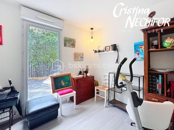 À Montévrain, découvrez ce bel appartement 4 pièces offrant un cadre de vie particulièrement agréable, avec un véritable extérieur et une configuration idéale pour une famille.

L’appartement se compose d’une entrée, d’une cuisine aménagée et équipée ouverte sur un séjour convivial, de deux chambres dont une avec dressing, d’un bureau, d’une salle d’eau et d’un WC indépendant.

Un véritable atout, toutes les pièces de vie bénéficient d’un accès direct à la terrasse et au magnifique jardin privatif d’environ 216 m². Un extérieur rare et recherché, idéal pour profiter des beaux jours, recevoir ou simplement créer un espace de détente pour toute la famille.

Côté stationnement, vous disposez d’une place de parking ainsi que d’un box fermé motorisé, avec ouverture par télécommande.

Les + du bien :
 Appartement 4 pièces
 2 chambres + bureau
 Cuisine aménagée et équipée ouverte sur le séjour
 Chambre avec dressing
 Terrasse accessible depuis toutes les pièces
 Grand jardin privatif d’environ 220 m²
 Salle d’eau
 WC indépendant
 1 place de parking
 Box fermé motorisé avec télécommande
 Environnement résidentiel et agréable

Un emplacement pratique au cœur de Montévrain, à proximité des écoles, des commerces et services du quotidien, notamment du secteur du Clos du Chêne avec ses nombreux commerces et son hypermarché. 

Les transports sont également facilement accessibles, avec la gare RER A Val d’Europe permettant de rejoindre rapidement Paris et les différents pôles du Val d’Europe, ainsi que plusieurs lignes de bus desservant le secteur.

Pour les familles, plusieurs établissements scolaires et structures dédiées à la petite enfance se trouvent dans le secteur, notamment les écoles du Puits du Gué et Louis de Vion.

Un appartement rare par son jardin, ses nombreux accès extérieurs et ses possibilités de stationnement, à découvrir sans tarder !

Contactez-moi pour obtenir davantage d’informations ou organiser une visite.