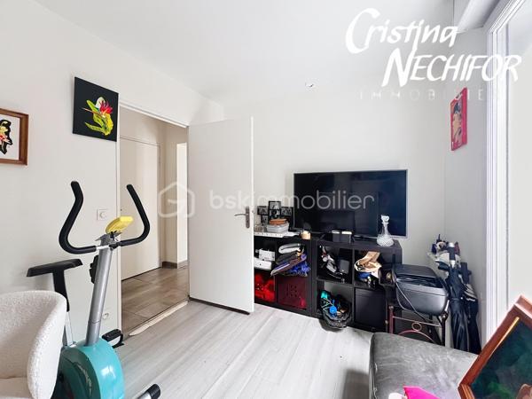 À Montévrain, découvrez ce bel appartement 4 pièces offrant un cadre de vie particulièrement agréable, avec un véritable extérieur et une configuration idéale pour une famille.

L’appartement se compose d’une entrée, d’une cuisine aménagée et équipée ouverte sur un séjour convivial, de deux chambres dont une avec dressing, d’un bureau, d’une salle d’eau et d’un WC indépendant.

Un véritable atout, toutes les pièces de vie bénéficient d’un accès direct à la terrasse et au magnifique jardin privatif d’environ 216 m². Un extérieur rare et recherché, idéal pour profiter des beaux jours, recevoir ou simplement créer un espace de détente pour toute la famille.

Côté stationnement, vous disposez d’une place de parking ainsi que d’un box fermé motorisé, avec ouverture par télécommande.

Les + du bien :
 Appartement 4 pièces
 2 chambres + bureau
 Cuisine aménagée et équipée ouverte sur le séjour
 Chambre avec dressing
 Terrasse accessible depuis toutes les pièces
 Grand jardin privatif d’environ 220 m²
 Salle d’eau
 WC indépendant
 1 place de parking
 Box fermé motorisé avec télécommande
 Environnement résidentiel et agréable

Un emplacement pratique au cœur de Montévrain, à proximité des écoles, des commerces et services du quotidien, notamment du secteur du Clos du Chêne avec ses nombreux commerces et son hypermarché. 

Les transports sont également facilement accessibles, avec la gare RER A Val d’Europe permettant de rejoindre rapidement Paris et les différents pôles du Val d’Europe, ainsi que plusieurs lignes de bus desservant le secteur.

Pour les familles, plusieurs établissements scolaires et structures dédiées à la petite enfance se trouvent dans le secteur, notamment les écoles du Puits du Gué et Louis de Vion.

Un appartement rare par son jardin, ses nombreux accès extérieurs et ses possibilités de stationnement, à découvrir sans tarder !

Contactez-moi pour obtenir davantage d’informations ou organiser une visite.