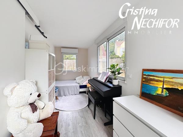 À Montévrain, découvrez ce bel appartement 4 pièces offrant un cadre de vie particulièrement agréable, avec un véritable extérieur et une configuration idéale pour une famille.

L’appartement se compose d’une entrée, d’une cuisine aménagée et équipée ouverte sur un séjour convivial, de deux chambres dont une avec dressing, d’un bureau, d’une salle d’eau et d’un WC indépendant.

Un véritable atout, toutes les pièces de vie bénéficient d’un accès direct à la terrasse et au magnifique jardin privatif d’environ 216 m². Un extérieur rare et recherché, idéal pour profiter des beaux jours, recevoir ou simplement créer un espace de détente pour toute la famille.

Côté stationnement, vous disposez d’une place de parking ainsi que d’un box fermé motorisé, avec ouverture par télécommande.

Les + du bien :
 Appartement 4 pièces
 2 chambres + bureau
 Cuisine aménagée et équipée ouverte sur le séjour
 Chambre avec dressing
 Terrasse accessible depuis toutes les pièces
 Grand jardin privatif d’environ 220 m²
 Salle d’eau
 WC indépendant
 1 place de parking
 Box fermé motorisé avec télécommande
 Environnement résidentiel et agréable

Un emplacement pratique au cœur de Montévrain, à proximité des écoles, des commerces et services du quotidien, notamment du secteur du Clos du Chêne avec ses nombreux commerces et son hypermarché. 

Les transports sont également facilement accessibles, avec la gare RER A Val d’Europe permettant de rejoindre rapidement Paris et les différents pôles du Val d’Europe, ainsi que plusieurs lignes de bus desservant le secteur.

Pour les familles, plusieurs établissements scolaires et structures dédiées à la petite enfance se trouvent dans le secteur, notamment les écoles du Puits du Gué et Louis de Vion.

Un appartement rare par son jardin, ses nombreux accès extérieurs et ses possibilités de stationnement, à découvrir sans tarder !

Contactez-moi pour obtenir davantage d’informations ou organiser une visite.