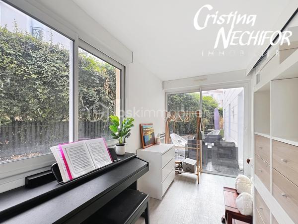 À Montévrain, découvrez ce bel appartement 4 pièces offrant un cadre de vie particulièrement agréable, avec un véritable extérieur et une configuration idéale pour une famille.

L’appartement se compose d’une entrée, d’une cuisine aménagée et équipée ouverte sur un séjour convivial, de deux chambres dont une avec dressing, d’un bureau, d’une salle d’eau et d’un WC indépendant.

Un véritable atout, toutes les pièces de vie bénéficient d’un accès direct à la terrasse et au magnifique jardin privatif d’environ 216 m². Un extérieur rare et recherché, idéal pour profiter des beaux jours, recevoir ou simplement créer un espace de détente pour toute la famille.

Côté stationnement, vous disposez d’une place de parking ainsi que d’un box fermé motorisé, avec ouverture par télécommande.

Les + du bien :
 Appartement 4 pièces
 2 chambres + bureau
 Cuisine aménagée et équipée ouverte sur le séjour
 Chambre avec dressing
 Terrasse accessible depuis toutes les pièces
 Grand jardin privatif d’environ 220 m²
 Salle d’eau
 WC indépendant
 1 place de parking
 Box fermé motorisé avec télécommande
 Environnement résidentiel et agréable

Un emplacement pratique au cœur de Montévrain, à proximité des écoles, des commerces et services du quotidien, notamment du secteur du Clos du Chêne avec ses nombreux commerces et son hypermarché. 

Les transports sont également facilement accessibles, avec la gare RER A Val d’Europe permettant de rejoindre rapidement Paris et les différents pôles du Val d’Europe, ainsi que plusieurs lignes de bus desservant le secteur.

Pour les familles, plusieurs établissements scolaires et structures dédiées à la petite enfance se trouvent dans le secteur, notamment les écoles du Puits du Gué et Louis de Vion.

Un appartement rare par son jardin, ses nombreux accès extérieurs et ses possibilités de stationnement, à découvrir sans tarder !

Contactez-moi pour obtenir davantage d’informations ou organiser une visite.