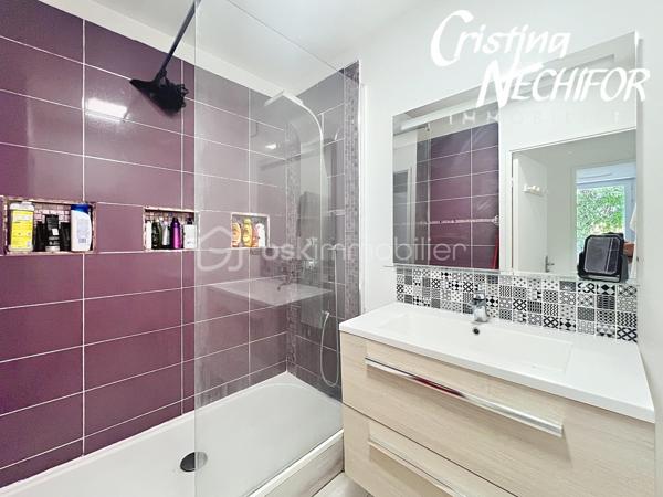 À Montévrain, découvrez ce bel appartement 4 pièces offrant un cadre de vie particulièrement agréable, avec un véritable extérieur et une configuration idéale pour une famille.

L’appartement se compose d’une entrée, d’une cuisine aménagée et équipée ouverte sur un séjour convivial, de deux chambres dont une avec dressing, d’un bureau, d’une salle d’eau et d’un WC indépendant.

Un véritable atout, toutes les pièces de vie bénéficient d’un accès direct à la terrasse et au magnifique jardin privatif d’environ 216 m². Un extérieur rare et recherché, idéal pour profiter des beaux jours, recevoir ou simplement créer un espace de détente pour toute la famille.

Côté stationnement, vous disposez d’une place de parking ainsi que d’un box fermé motorisé, avec ouverture par télécommande.

Les + du bien :
 Appartement 4 pièces
 2 chambres + bureau
 Cuisine aménagée et équipée ouverte sur le séjour
 Chambre avec dressing
 Terrasse accessible depuis toutes les pièces
 Grand jardin privatif d’environ 220 m²
 Salle d’eau
 WC indépendant
 1 place de parking
 Box fermé motorisé avec télécommande
 Environnement résidentiel et agréable

Un emplacement pratique au cœur de Montévrain, à proximité des écoles, des commerces et services du quotidien, notamment du secteur du Clos du Chêne avec ses nombreux commerces et son hypermarché. 

Les transports sont également facilement accessibles, avec la gare RER A Val d’Europe permettant de rejoindre rapidement Paris et les différents pôles du Val d’Europe, ainsi que plusieurs lignes de bus desservant le secteur.

Pour les familles, plusieurs établissements scolaires et structures dédiées à la petite enfance se trouvent dans le secteur, notamment les écoles du Puits du Gué et Louis de Vion.

Un appartement rare par son jardin, ses nombreux accès extérieurs et ses possibilités de stationnement, à découvrir sans tarder !

Contactez-moi pour obtenir davantage d’informations ou organiser une visite.