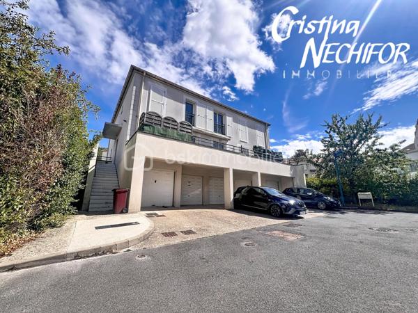 À Montévrain, découvrez ce bel appartement 4 pièces offrant un cadre de vie particulièrement agréable, avec un véritable extérieur et une configuration idéale pour une famille.

L’appartement se compose d’une entrée, d’une cuisine aménagée et équipée ouverte sur un séjour convivial, de deux chambres dont une avec dressing, d’un bureau, d’une salle d’eau et d’un WC indépendant.

Un véritable atout, toutes les pièces de vie bénéficient d’un accès direct à la terrasse et au magnifique jardin privatif d’environ 216 m². Un extérieur rare et recherché, idéal pour profiter des beaux jours, recevoir ou simplement créer un espace de détente pour toute la famille.

Côté stationnement, vous disposez d’une place de parking ainsi que d’un box fermé motorisé, avec ouverture par télécommande.

Les + du bien :
 Appartement 4 pièces
 2 chambres + bureau
 Cuisine aménagée et équipée ouverte sur le séjour
 Chambre avec dressing
 Terrasse accessible depuis toutes les pièces
 Grand jardin privatif d’environ 220 m²
 Salle d’eau
 WC indépendant
 1 place de parking
 Box fermé motorisé avec télécommande
 Environnement résidentiel et agréable

Un emplacement pratique au cœur de Montévrain, à proximité des écoles, des commerces et services du quotidien, notamment du secteur du Clos du Chêne avec ses nombreux commerces et son hypermarché. 

Les transports sont également facilement accessibles, avec la gare RER A Val d’Europe permettant de rejoindre rapidement Paris et les différents pôles du Val d’Europe, ainsi que plusieurs lignes de bus desservant le secteur.

Pour les familles, plusieurs établissements scolaires et structures dédiées à la petite enfance se trouvent dans le secteur, notamment les écoles du Puits du Gué et Louis de Vion.

Un appartement rare par son jardin, ses nombreux accès extérieurs et ses possibilités de stationnement, à découvrir sans tarder !

Contactez-moi pour obtenir davantage d’informations ou organiser une visite.
