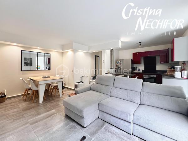 À Montévrain, découvrez ce bel appartement 4 pièces offrant un cadre de vie particulièrement agréable, avec un véritable extérieur et une configuration idéale pour une famille.

L’appartement se compose d’une entrée, d’une cuisine aménagée et équipée ouverte sur un séjour convivial, de deux chambres dont une avec dressing, d’un bureau, d’une salle d’eau et d’un WC indépendant.

Un véritable atout, toutes les pièces de vie bénéficient d’un accès direct à la terrasse et au magnifique jardin privatif d’environ 216 m². Un extérieur rare et recherché, idéal pour profiter des beaux jours, recevoir ou simplement créer un espace de détente pour toute la famille.

Côté stationnement, vous disposez d’une place de parking ainsi que d’un box fermé motorisé, avec ouverture par télécommande.

Les + du bien :
 Appartement 4 pièces
 2 chambres + bureau
 Cuisine aménagée et équipée ouverte sur le séjour
 Chambre avec dressing
 Terrasse accessible depuis toutes les pièces
 Grand jardin privatif d’environ 220 m²
 Salle d’eau
 WC indépendant
 1 place de parking
 Box fermé motorisé avec télécommande
 Environnement résidentiel et agréable

Un emplacement pratique au cœur de Montévrain, à proximité des écoles, des commerces et services du quotidien, notamment du secteur du Clos du Chêne avec ses nombreux commerces et son hypermarché. 

Les transports sont également facilement accessibles, avec la gare RER A Val d’Europe permettant de rejoindre rapidement Paris et les différents pôles du Val d’Europe, ainsi que plusieurs lignes de bus desservant le secteur.

Pour les familles, plusieurs établissements scolaires et structures dédiées à la petite enfance se trouvent dans le secteur, notamment les écoles du Puits du Gué et Louis de Vion.

Un appartement rare par son jardin, ses nombreux accès extérieurs et ses possibilités de stationnement, à découvrir sans tarder !

Contactez-moi pour obtenir davantage d’informations ou organiser une visite.