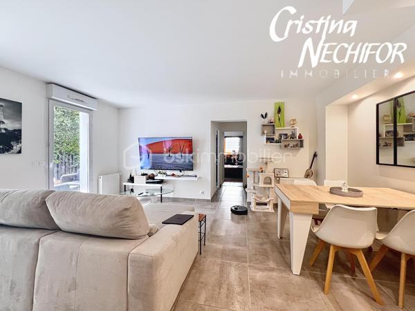 À Montévrain, découvrez ce bel appartement 4 pièces offrant un cadre de vie particulièrement agréable, avec un véritable extérieur et une configuration idéale pour une famille.

L’appartement se compose d’une entrée, d’une cuisine aménagée et équipée ouverte sur un séjour convivial, de deux chambres dont une avec dressing, d’un bureau, d’une salle d’eau et d’un WC indépendant.

Un véritable atout, toutes les pièces de vie bénéficient d’un accès direct à la terrasse et au magnifique jardin privatif d’environ 216 m². Un extérieur rare et recherché, idéal pour profiter des beaux jours, recevoir ou simplement créer un espace de détente pour toute la famille.

Côté stationnement, vous disposez d’une place de parking ainsi que d’un box fermé motorisé, avec ouverture par télécommande.

Les + du bien :
 Appartement 4 pièces
 2 chambres + bureau
 Cuisine aménagée et équipée ouverte sur le séjour
 Chambre avec dressing
 Terrasse accessible depuis toutes les pièces
 Grand jardin privatif d’environ 220 m²
 Salle d’eau
 WC indépendant
 1 place de parking
 Box fermé motorisé avec télécommande
 Environnement résidentiel et agréable

Un emplacement pratique au cœur de Montévrain, à proximité des écoles, des commerces et services du quotidien, notamment du secteur du Clos du Chêne avec ses nombreux commerces et son hypermarché. 

Les transports sont également facilement accessibles, avec la gare RER A Val d’Europe permettant de rejoindre rapidement Paris et les différents pôles du Val d’Europe, ainsi que plusieurs lignes de bus desservant le secteur.

Pour les familles, plusieurs établissements scolaires et structures dédiées à la petite enfance se trouvent dans le secteur, notamment les écoles du Puits du Gué et Louis de Vion.

Un appartement rare par son jardin, ses nombreux accès extérieurs et ses possibilités de stationnement, à découvrir sans tarder !

Contactez-moi pour obtenir davantage d’informations ou organiser une visite.