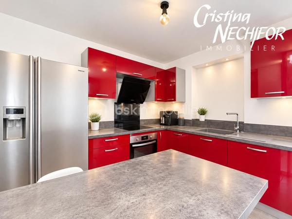 À Montévrain, découvrez ce bel appartement 4 pièces offrant un cadre de vie particulièrement agréable, avec un véritable extérieur et une configuration idéale pour une famille.

L’appartement se compose d’une entrée, d’une cuisine aménagée et équipée ouverte sur un séjour convivial, de deux chambres dont une avec dressing, d’un bureau, d’une salle d’eau et d’un WC indépendant.

Un véritable atout, toutes les pièces de vie bénéficient d’un accès direct à la terrasse et au magnifique jardin privatif d’environ 216 m². Un extérieur rare et recherché, idéal pour profiter des beaux jours, recevoir ou simplement créer un espace de détente pour toute la famille.

Côté stationnement, vous disposez d’une place de parking ainsi que d’un box fermé motorisé, avec ouverture par télécommande.

Les + du bien :
 Appartement 4 pièces
 2 chambres + bureau
 Cuisine aménagée et équipée ouverte sur le séjour
 Chambre avec dressing
 Terrasse accessible depuis toutes les pièces
 Grand jardin privatif d’environ 220 m²
 Salle d’eau
 WC indépendant
 1 place de parking
 Box fermé motorisé avec télécommande
 Environnement résidentiel et agréable

Un emplacement pratique au cœur de Montévrain, à proximité des écoles, des commerces et services du quotidien, notamment du secteur du Clos du Chêne avec ses nombreux commerces et son hypermarché. 

Les transports sont également facilement accessibles, avec la gare RER A Val d’Europe permettant de rejoindre rapidement Paris et les différents pôles du Val d’Europe, ainsi que plusieurs lignes de bus desservant le secteur.

Pour les familles, plusieurs établissements scolaires et structures dédiées à la petite enfance se trouvent dans le secteur, notamment les écoles du Puits du Gué et Louis de Vion.

Un appartement rare par son jardin, ses nombreux accès extérieurs et ses possibilités de stationnement, à découvrir sans tarder !

Contactez-moi pour obtenir davantage d’informations ou organiser une visite.