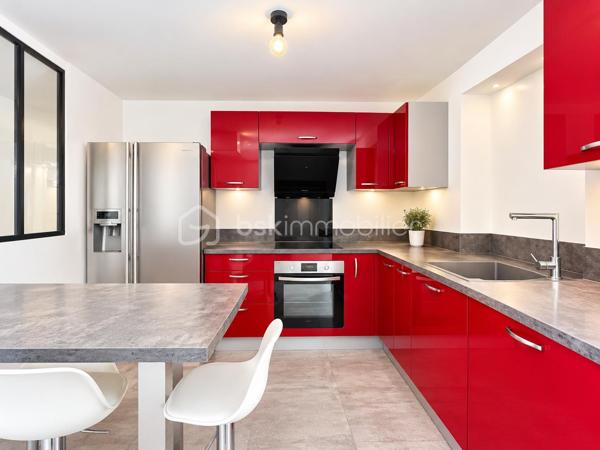 À Montévrain, découvrez ce bel appartement 4 pièces offrant un cadre de vie particulièrement agréable, avec un véritable extérieur et une configuration idéale pour une famille.

L’appartement se compose d’une entrée, d’une cuisine aménagée et équipée ouverte sur un séjour convivial, de deux chambres dont une avec dressing, d’un bureau, d’une salle d’eau et d’un WC indépendant.

Un véritable atout, toutes les pièces de vie bénéficient d’un accès direct à la terrasse et au magnifique jardin privatif d’environ 216 m². Un extérieur rare et recherché, idéal pour profiter des beaux jours, recevoir ou simplement créer un espace de détente pour toute la famille.

Côté stationnement, vous disposez d’une place de parking ainsi que d’un box fermé motorisé, avec ouverture par télécommande.

Les + du bien :
 Appartement 4 pièces
 2 chambres + bureau
 Cuisine aménagée et équipée ouverte sur le séjour
 Chambre avec dressing
 Terrasse accessible depuis toutes les pièces
 Grand jardin privatif d’environ 220 m²
 Salle d’eau
 WC indépendant
 1 place de parking
 Box fermé motorisé avec télécommande
 Environnement résidentiel et agréable

Un emplacement pratique au cœur de Montévrain, à proximité des écoles, des commerces et services du quotidien, notamment du secteur du Clos du Chêne avec ses nombreux commerces et son hypermarché. 

Les transports sont également facilement accessibles, avec la gare RER A Val d’Europe permettant de rejoindre rapidement Paris et les différents pôles du Val d’Europe, ainsi que plusieurs lignes de bus desservant le secteur.

Pour les familles, plusieurs établissements scolaires et structures dédiées à la petite enfance se trouvent dans le secteur, notamment les écoles du Puits du Gué et Louis de Vion.

Un appartement rare par son jardin, ses nombreux accès extérieurs et ses possibilités de stationnement, à découvrir sans tarder !

Contactez-moi pour obtenir davantage d’informations ou organiser une visite.