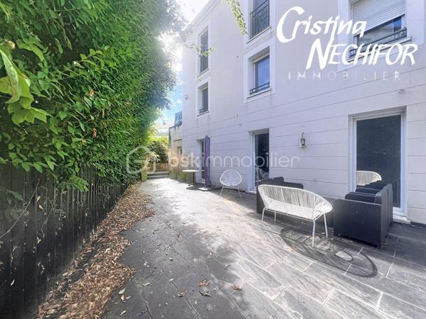 À Montévrain, découvrez ce bel appartement 4 pièces offrant un cadre de vie particulièrement agréable, avec un véritable extérieur et une configuration idéale pour une famille.

L’appartement se compose d’une entrée, d’une cuisine aménagée et équipée ouverte sur un séjour convivial, de deux chambres dont une avec dressing, d’un bureau, d’une salle d’eau et d’un WC indépendant.

Un véritable atout, toutes les pièces de vie bénéficient d’un accès direct à la terrasse et au magnifique jardin privatif d’environ 216 m². Un extérieur rare et recherché, idéal pour profiter des beaux jours, recevoir ou simplement créer un espace de détente pour toute la famille.

Côté stationnement, vous disposez d’une place de parking ainsi que d’un box fermé motorisé, avec ouverture par télécommande.

Les + du bien :
 Appartement 4 pièces
 2 chambres + bureau
 Cuisine aménagée et équipée ouverte sur le séjour
 Chambre avec dressing
 Terrasse accessible depuis toutes les pièces
 Grand jardin privatif d’environ 220 m²
 Salle d’eau
 WC indépendant
 1 place de parking
 Box fermé motorisé avec télécommande
 Environnement résidentiel et agréable

Un emplacement pratique au cœur de Montévrain, à proximité des écoles, des commerces et services du quotidien, notamment du secteur du Clos du Chêne avec ses nombreux commerces et son hypermarché. 

Les transports sont également facilement accessibles, avec la gare RER A Val d’Europe permettant de rejoindre rapidement Paris et les différents pôles du Val d’Europe, ainsi que plusieurs lignes de bus desservant le secteur.

Pour les familles, plusieurs établissements scolaires et structures dédiées à la petite enfance se trouvent dans le secteur, notamment les écoles du Puits du Gué et Louis de Vion.

Un appartement rare par son jardin, ses nombreux accès extérieurs et ses possibilités de stationnement, à découvrir sans tarder !

Contactez-moi pour obtenir davantage d’informations ou organiser une visite.
