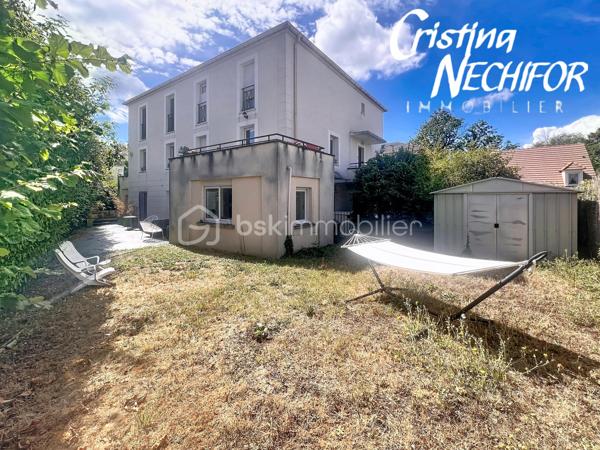 À Montévrain, découvrez ce bel appartement 4 pièces offrant un cadre de vie particulièrement agréable, avec un véritable extérieur et une configuration idéale pour une famille.

L’appartement se compose d’une entrée, d’une cuisine aménagée et équipée ouverte sur un séjour convivial, de deux chambres dont une avec dressing, d’un bureau, d’une salle d’eau et d’un WC indépendant.

Un véritable atout, toutes les pièces de vie bénéficient d’un accès direct à la terrasse et au magnifique jardin privatif d’environ 216 m². Un extérieur rare et recherché, idéal pour profiter des beaux jours, recevoir ou simplement créer un espace de détente pour toute la famille.

Côté stationnement, vous disposez d’une place de parking ainsi que d’un box fermé motorisé, avec ouverture par télécommande.

Les + du bien :
 Appartement 4 pièces
 2 chambres + bureau
 Cuisine aménagée et équipée ouverte sur le séjour
 Chambre avec dressing
 Terrasse accessible depuis toutes les pièces
 Grand jardin privatif d’environ 220 m²
 Salle d’eau
 WC indépendant
 1 place de parking
 Box fermé motorisé avec télécommande
 Environnement résidentiel et agréable

Un emplacement pratique au cœur de Montévrain, à proximité des écoles, des commerces et services du quotidien, notamment du secteur du Clos du Chêne avec ses nombreux commerces et son hypermarché. 

Les transports sont également facilement accessibles, avec la gare RER A Val d’Europe permettant de rejoindre rapidement Paris et les différents pôles du Val d’Europe, ainsi que plusieurs lignes de bus desservant le secteur.

Pour les familles, plusieurs établissements scolaires et structures dédiées à la petite enfance se trouvent dans le secteur, notamment les écoles du Puits du Gué et Louis de Vion.

Un appartement rare par son jardin, ses nombreux accès extérieurs et ses possibilités de stationnement, à découvrir sans tarder !

Contactez-moi pour obtenir davantage d’informations ou organiser une visite.