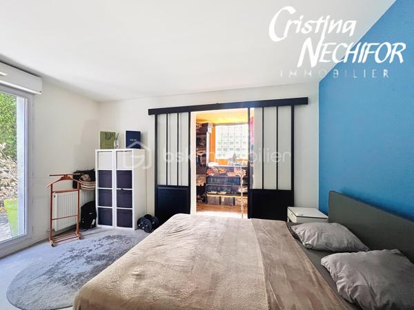 À Montévrain, découvrez ce bel appartement 4 pièces offrant un cadre de vie particulièrement agréable, avec un véritable extérieur et une configuration idéale pour une famille.

L’appartement se compose d’une entrée, d’une cuisine aménagée et équipée ouverte sur un séjour convivial, de deux chambres dont une avec dressing, d’un bureau, d’une salle d’eau et d’un WC indépendant.

Un véritable atout, toutes les pièces de vie bénéficient d’un accès direct à la terrasse et au magnifique jardin privatif d’environ 216 m². Un extérieur rare et recherché, idéal pour profiter des beaux jours, recevoir ou simplement créer un espace de détente pour toute la famille.

Côté stationnement, vous disposez d’une place de parking ainsi que d’un box fermé motorisé, avec ouverture par télécommande.

Les + du bien :
 Appartement 4 pièces
 2 chambres + bureau
 Cuisine aménagée et équipée ouverte sur le séjour
 Chambre avec dressing
 Terrasse accessible depuis toutes les pièces
 Grand jardin privatif d’environ 220 m²
 Salle d’eau
 WC indépendant
 1 place de parking
 Box fermé motorisé avec télécommande
 Environnement résidentiel et agréable

Un emplacement pratique au cœur de Montévrain, à proximité des écoles, des commerces et services du quotidien, notamment du secteur du Clos du Chêne avec ses nombreux commerces et son hypermarché. 

Les transports sont également facilement accessibles, avec la gare RER A Val d’Europe permettant de rejoindre rapidement Paris et les différents pôles du Val d’Europe, ainsi que plusieurs lignes de bus desservant le secteur.

Pour les familles, plusieurs établissements scolaires et structures dédiées à la petite enfance se trouvent dans le secteur, notamment les écoles du Puits du Gué et Louis de Vion.

Un appartement rare par son jardin, ses nombreux accès extérieurs et ses possibilités de stationnement, à découvrir sans tarder !

Contactez-moi pour obtenir davantage d’informations ou organiser une visite.