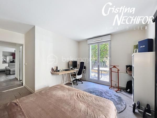 À Montévrain, découvrez ce bel appartement 4 pièces offrant un cadre de vie particulièrement agréable, avec un véritable extérieur et une configuration idéale pour une famille.

L’appartement se compose d’une entrée, d’une cuisine aménagée et équipée ouverte sur un séjour convivial, de deux chambres dont une avec dressing, d’un bureau, d’une salle d’eau et d’un WC indépendant.

Un véritable atout, toutes les pièces de vie bénéficient d’un accès direct à la terrasse et au magnifique jardin privatif d’environ 216 m². Un extérieur rare et recherché, idéal pour profiter des beaux jours, recevoir ou simplement créer un espace de détente pour toute la famille.

Côté stationnement, vous disposez d’une place de parking ainsi que d’un box fermé motorisé, avec ouverture par télécommande.

Les + du bien :
 Appartement 4 pièces
 2 chambres + bureau
 Cuisine aménagée et équipée ouverte sur le séjour
 Chambre avec dressing
 Terrasse accessible depuis toutes les pièces
 Grand jardin privatif d’environ 220 m²
 Salle d’eau
 WC indépendant
 1 place de parking
 Box fermé motorisé avec télécommande
 Environnement résidentiel et agréable

Un emplacement pratique au cœur de Montévrain, à proximité des écoles, des commerces et services du quotidien, notamment du secteur du Clos du Chêne avec ses nombreux commerces et son hypermarché. 

Les transports sont également facilement accessibles, avec la gare RER A Val d’Europe permettant de rejoindre rapidement Paris et les différents pôles du Val d’Europe, ainsi que plusieurs lignes de bus desservant le secteur.

Pour les familles, plusieurs établissements scolaires et structures dédiées à la petite enfance se trouvent dans le secteur, notamment les écoles du Puits du Gué et Louis de Vion.

Un appartement rare par son jardin, ses nombreux accès extérieurs et ses possibilités de stationnement, à découvrir sans tarder !

Contactez-moi pour obtenir davantage d’informations ou organiser une visite.