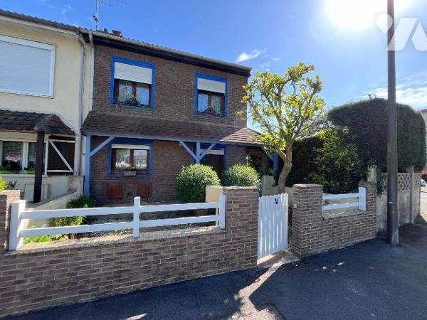 En secteur calme, maison de résidence semi individuelle bâtie sur une parcelle de 360m². Hall d...